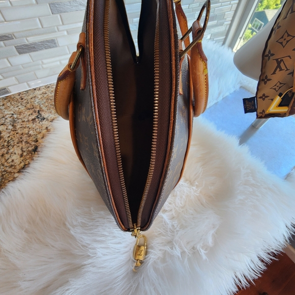 Louis Vuitton Ellipse MM Monogrammed Bag - Picture 8 of 13